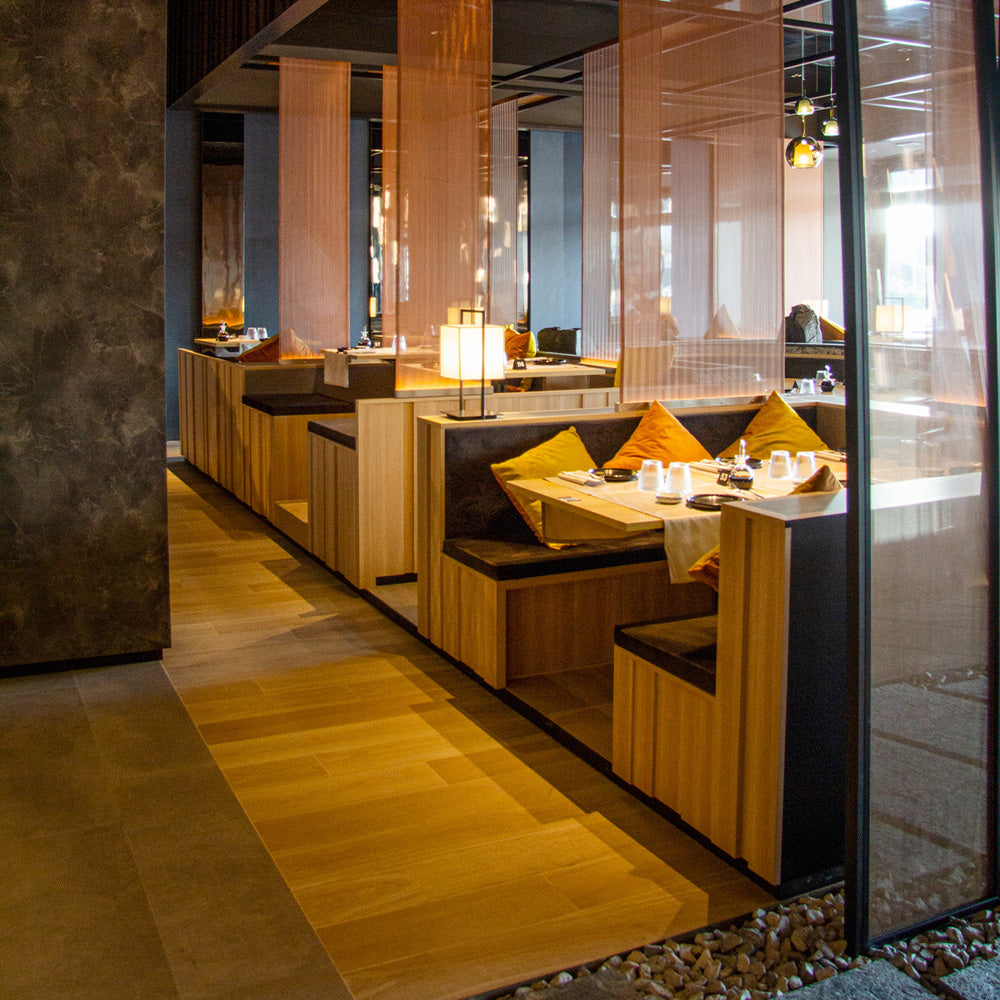 HUALIN Luxurious sintered stone dining tables, solid wood dining tables, dining chairs and comfortable booths. Customizable materials, colors and sizes